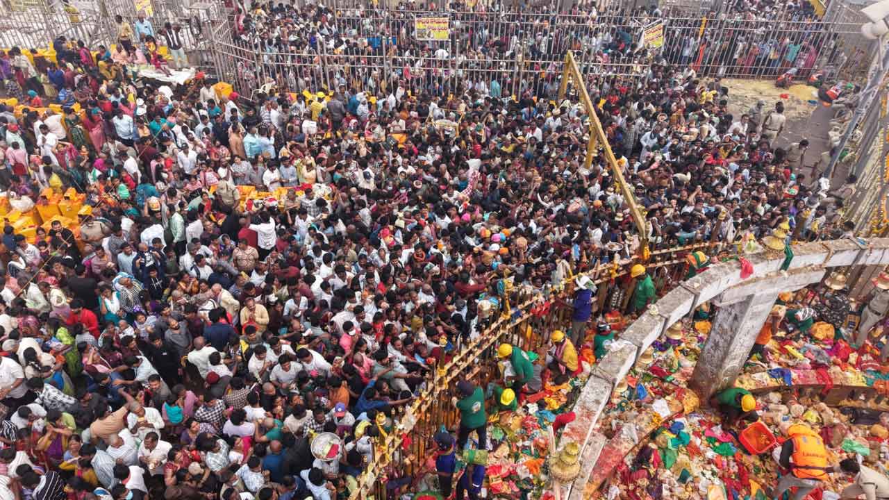 Medaram Jathara | గద్దెలపై వనదేవతలు.. దర్శనానికి బారులు తీరిన భక్తజనం.. ఫొటోలు - Image 7