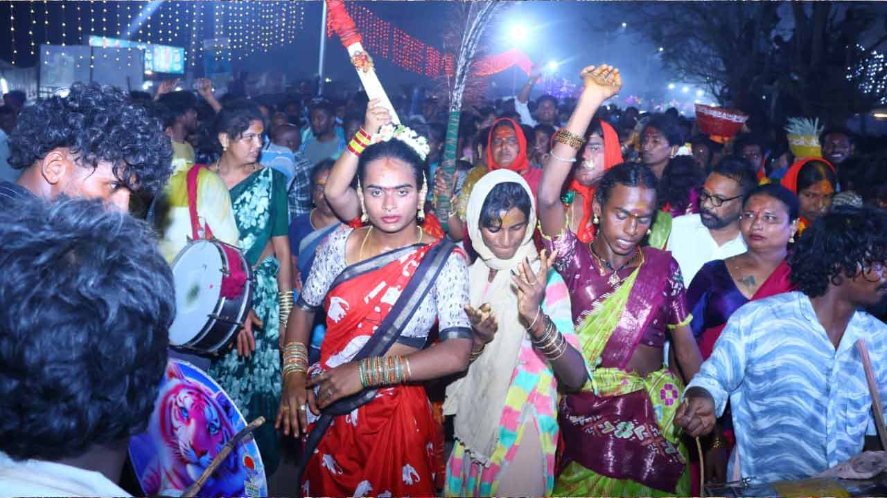 Medaram Jathara | గద్దెలపై వనదేవతలు.. దర్శనానికి బారులు తీరిన భక్తజనం.. ఫొటోలు - Image 8
