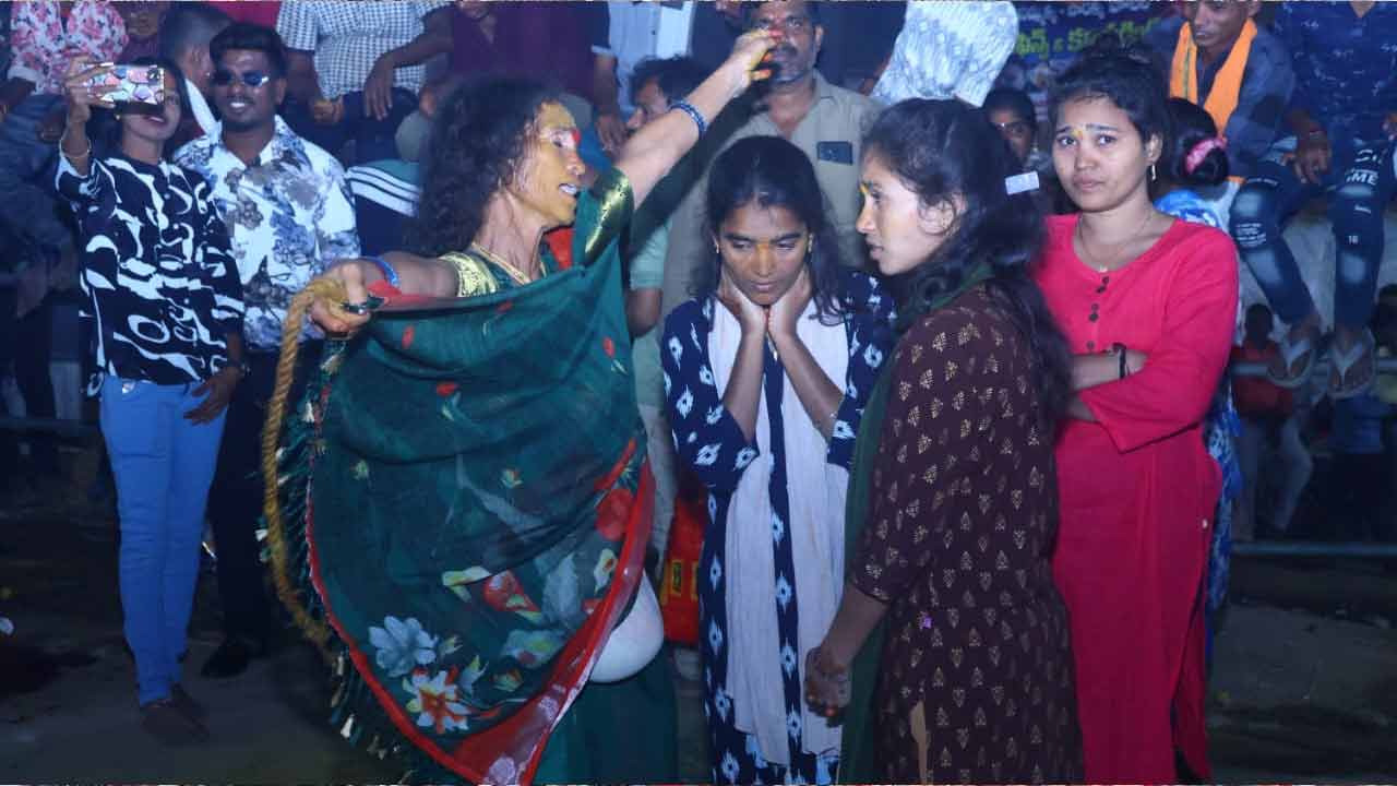 Medaram Jathara | గద్దెలపై వనదేవతలు.. దర్శనానికి బారులు తీరిన భక్తజనం.. ఫొటోలు - Image 9