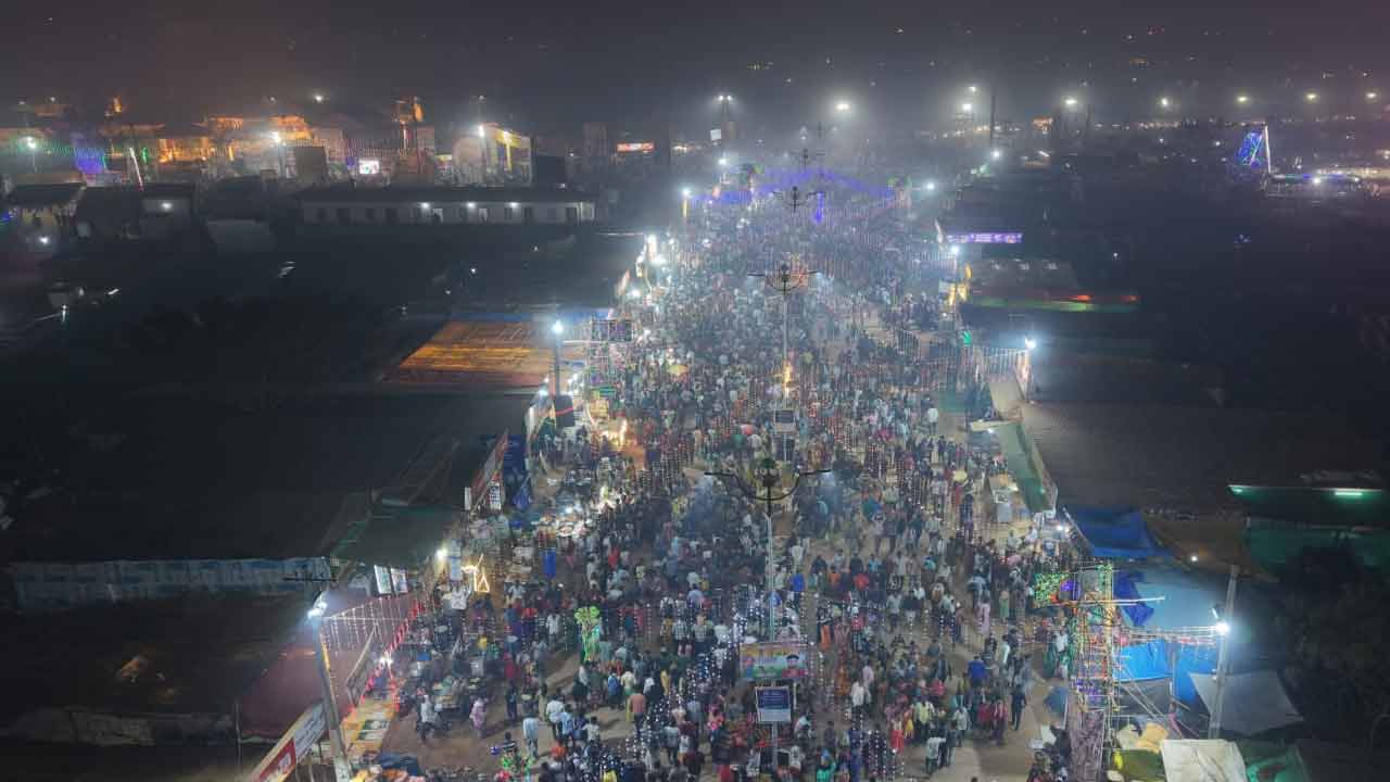 Medaram Jathara | వనం నుంచి జనంలోకి సమ్మక్క.. భక్తి పారవశ్యంలో జనారణ్యం.. ఫొటోలు - Image 7