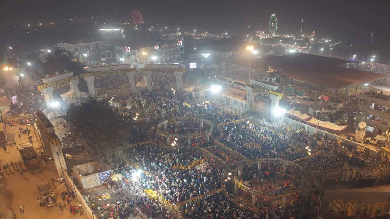 Medaram Jathara | వనం నుంచి జనంలోకి సమ్మక్క.. భక్తి పారవశ్యంలో జనారణ్యం.. ఫొటోలు - Image 8