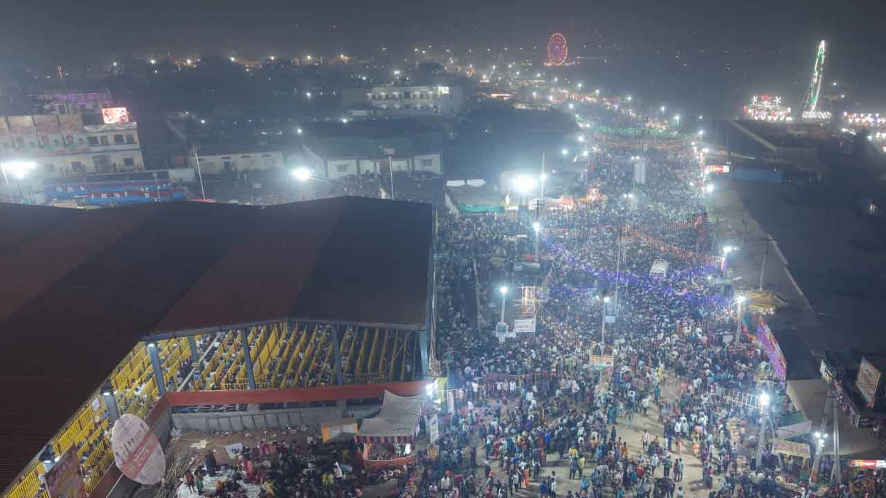 Medaram Jathara | వనం నుంచి జనంలోకి సమ్మక్క.. భక్తి పారవశ్యంలో జనారణ్యం.. ఫొటోలు - Image 9
