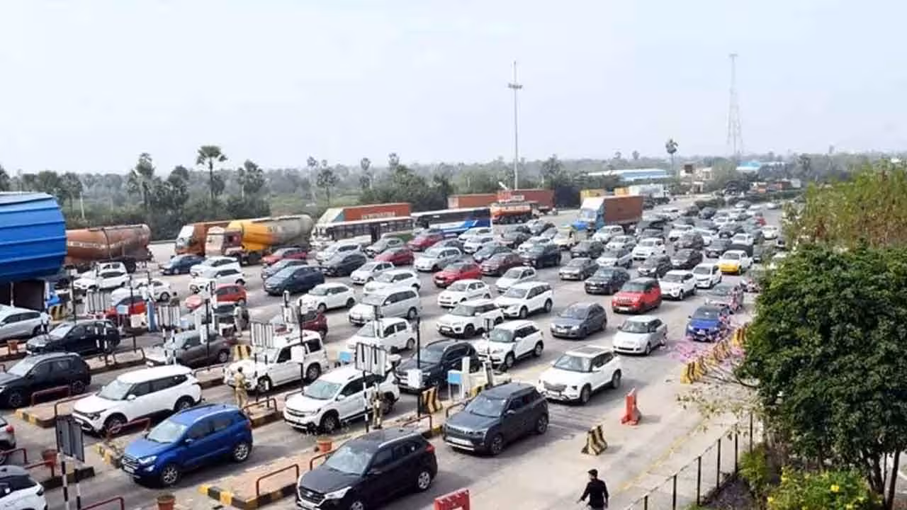 Sankranthi Traffic Diversion | సంక్రాంతి ట్రాఫిక్ రద్దీ.. హైదరాబాద్ వెళ్లే వాహనాలు దారి మళ్లింపు..