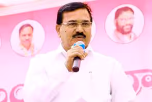 Niranjan Reddy | యాప్ పోయి కార్డు వచ్చిందా? యూరియా కోసం రైతులు చలిలో వణుకుతూ పడిగాపులు కాయాలా?