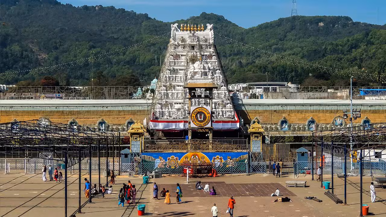Tirumala | తిరుమలలో దారుణం.. కంపార్ట్మెంట్లో భక్తురాలికి మత్తుమందిచ్చి బంగారు గొలుసు చోరీ