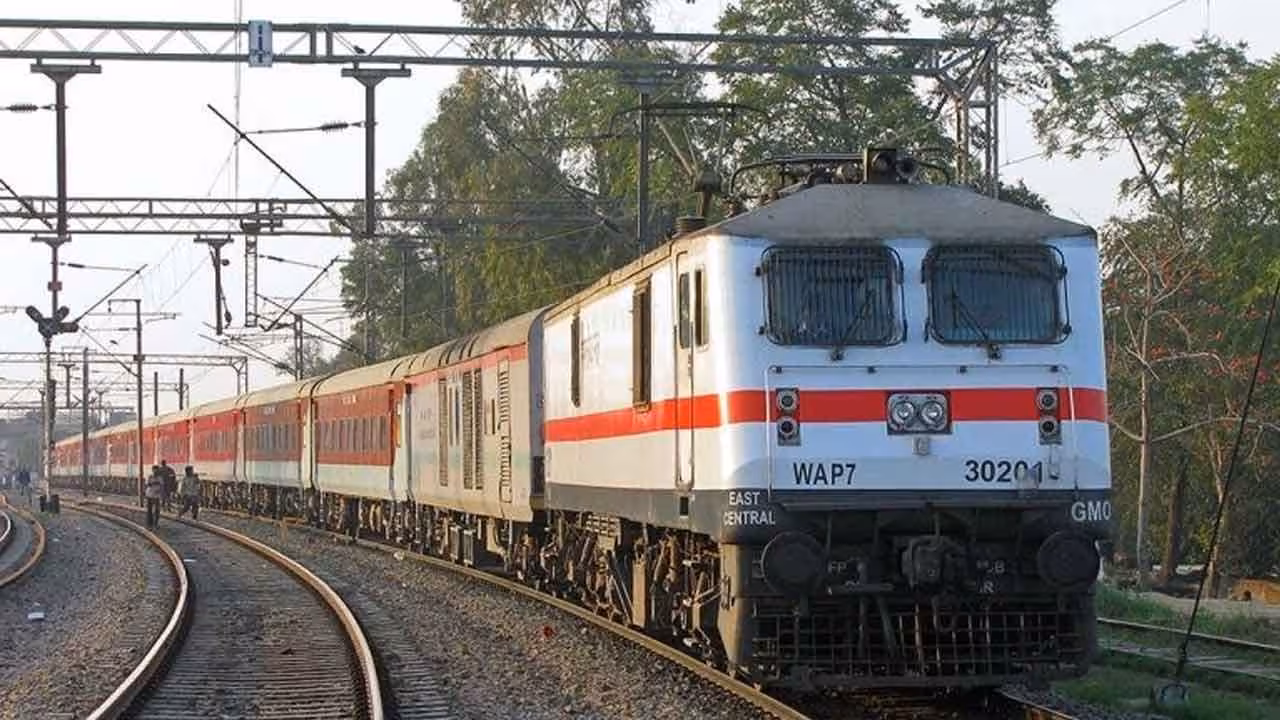 Indian Railways | రైలు ఆలస్యంతో పరీక్ష మిస్.. విద్యార్థినికి రైల్వేశాఖ నుంచి రూ.9 లక్షల నష్టపరిహారం..