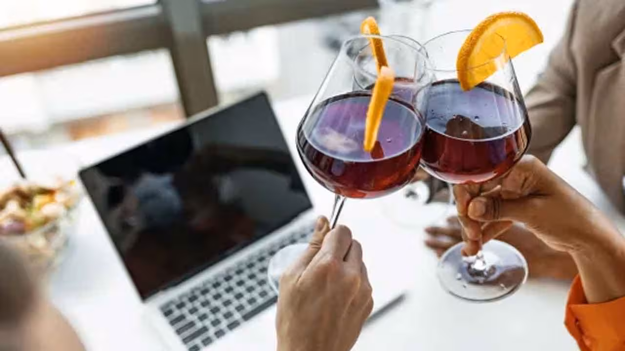 Weekend Drinking | వారం మొత్తం తాగకుండా వీకెండ్లోనే మద్యం సేవిస్తున్నారా..? అయితే జాగ్రత్త..!