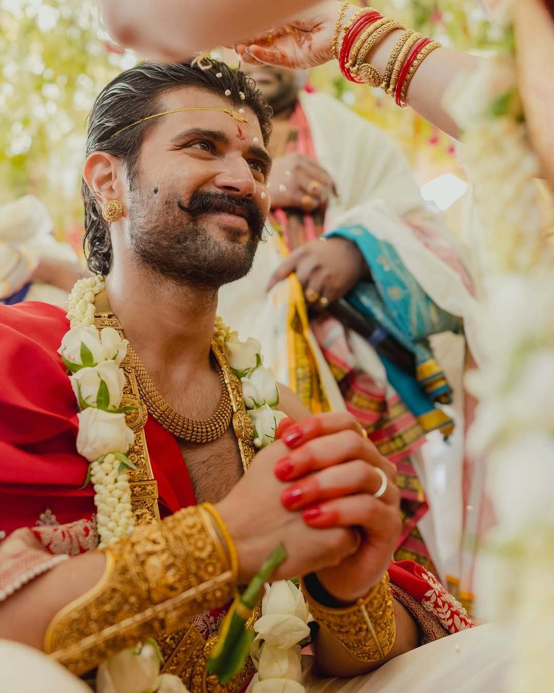 విజయ్, రష్మిక పెళ్లి హిందూ, కొడవ పద్దతుల్లో జరిగింది.