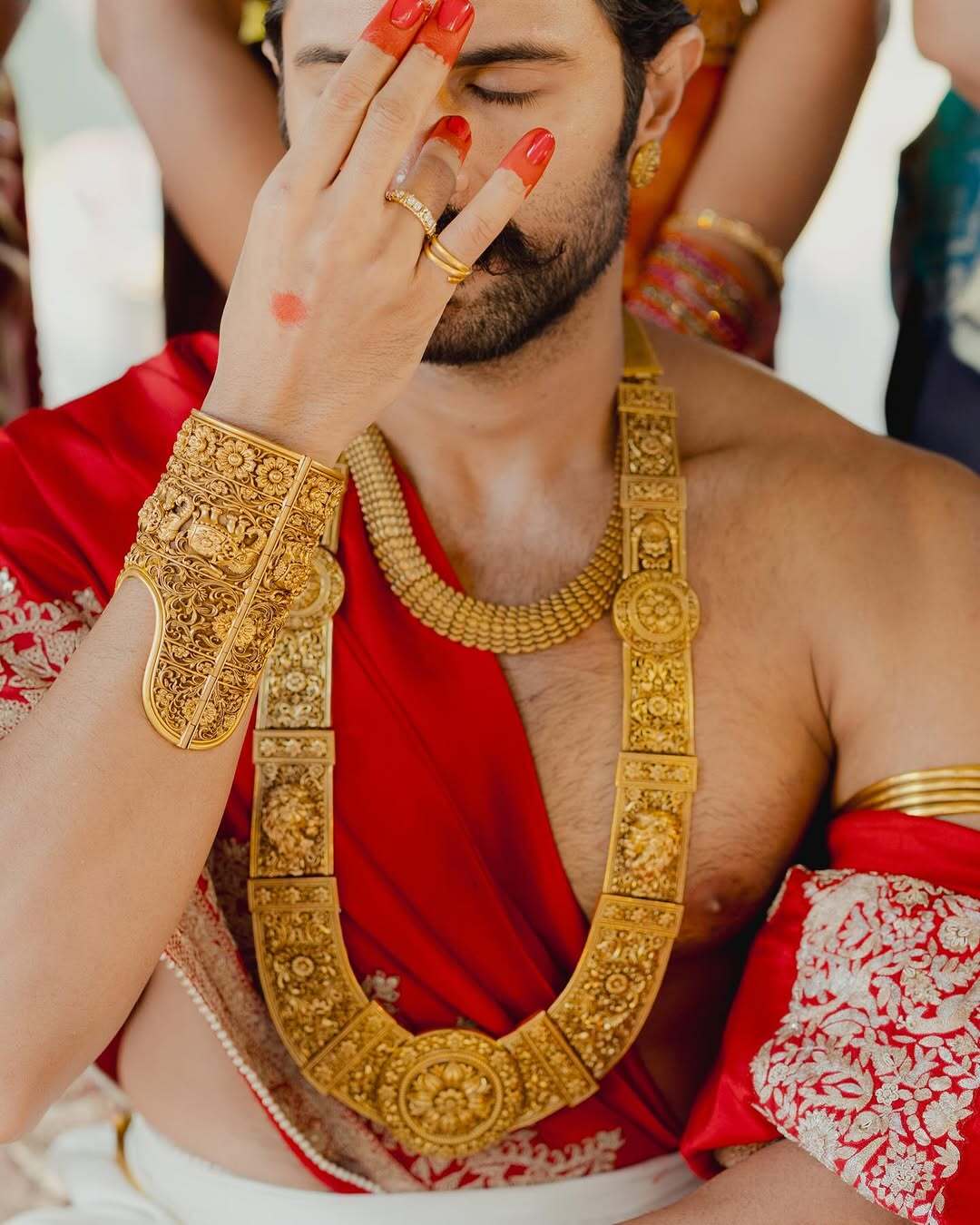 విరోష్ పెళ్లి ఫొటోలు ప్రస్తుతం సోషల్ మీడియాలో తెగ చక్కర్లు కొడుతోన్నాయి.