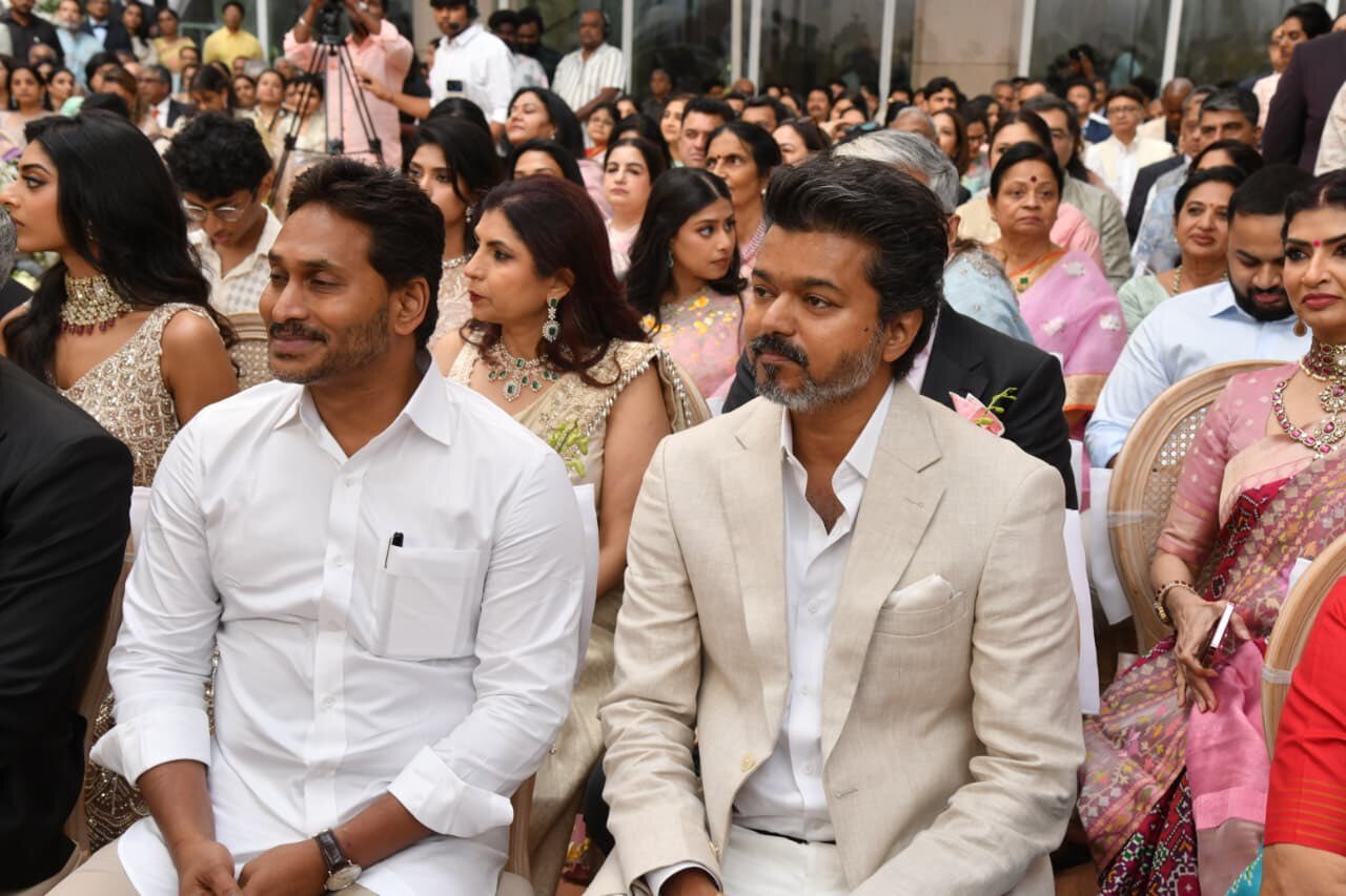ఇటీవలే విజయ్ పాలిటిక్స్లోకి ఎంట్రీ ఇచ్చాడు. సొంతం పార్టీ పెట్టడమే కాకుండా అసెంబ్లీ ఎన్నికల్లో పోటీ చేయబోతున్నట్లు ప్రకటించాడు. ఈ నేపథ్యంలో జగన్ను విజయ్ కలవడం ఆసక్తికరంగా మారింది.