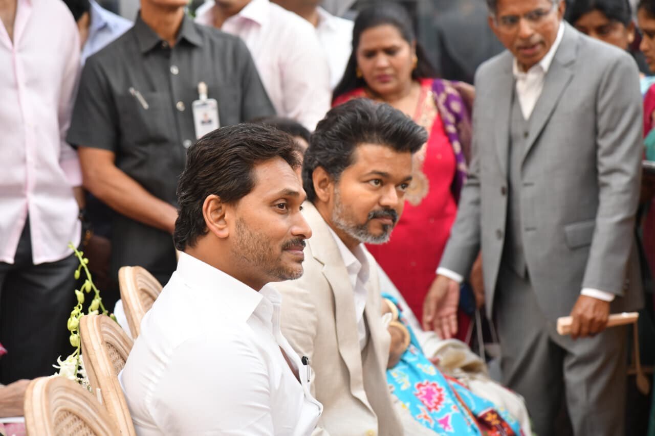 వివాహ వేడుకలో జగన్, దళపతి విజయ్ పక్కపక్కనే కూర్చొని అభిమానులకు కనిపించారు.