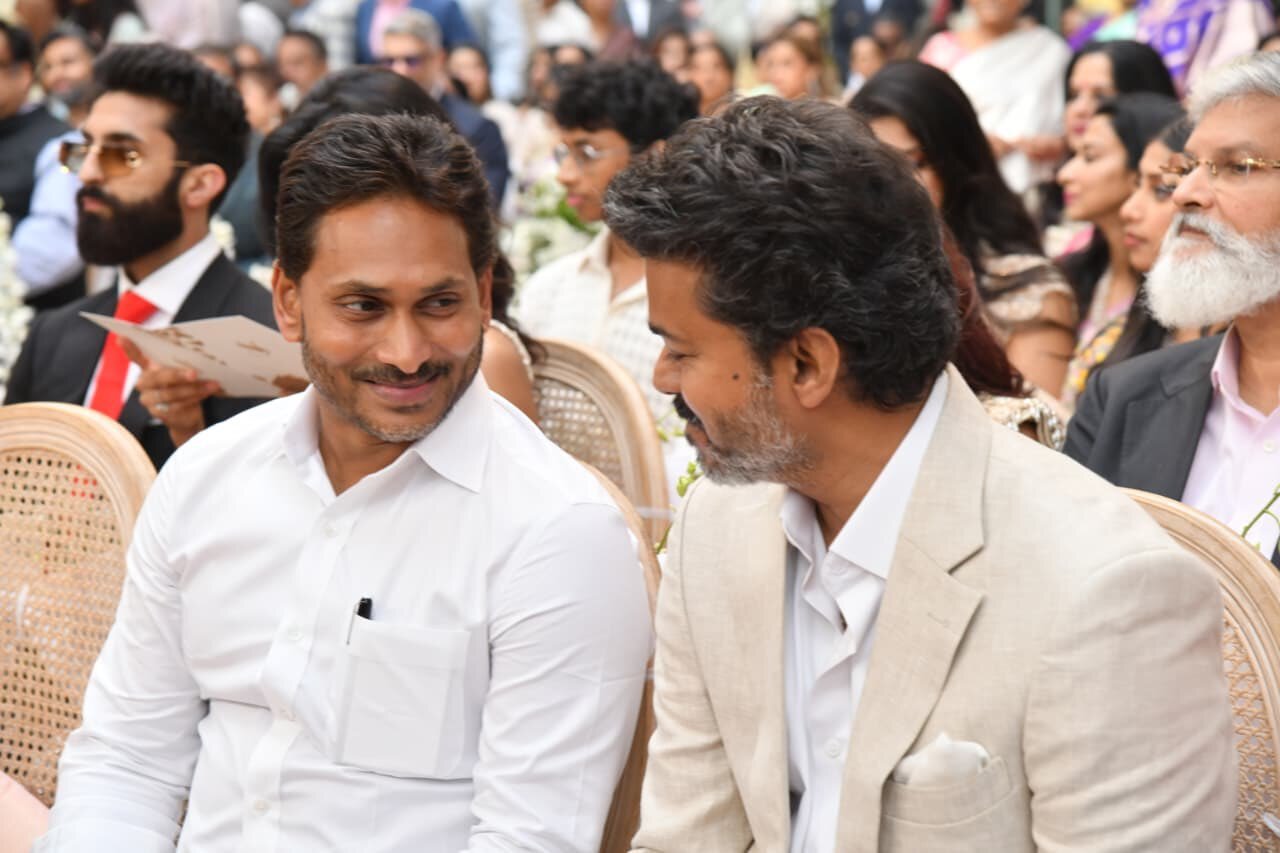 వైఎస్ జగన్ సోదరుడు సునీల్ రెడ్డి కుమారుడి వివాహం ఆదివారం చెన్నైలో జరిగింది. ఈ పెళ్లికి జగన్తో పాటు దళపతి విజయ్ అటెండ్ అయ్యారు.