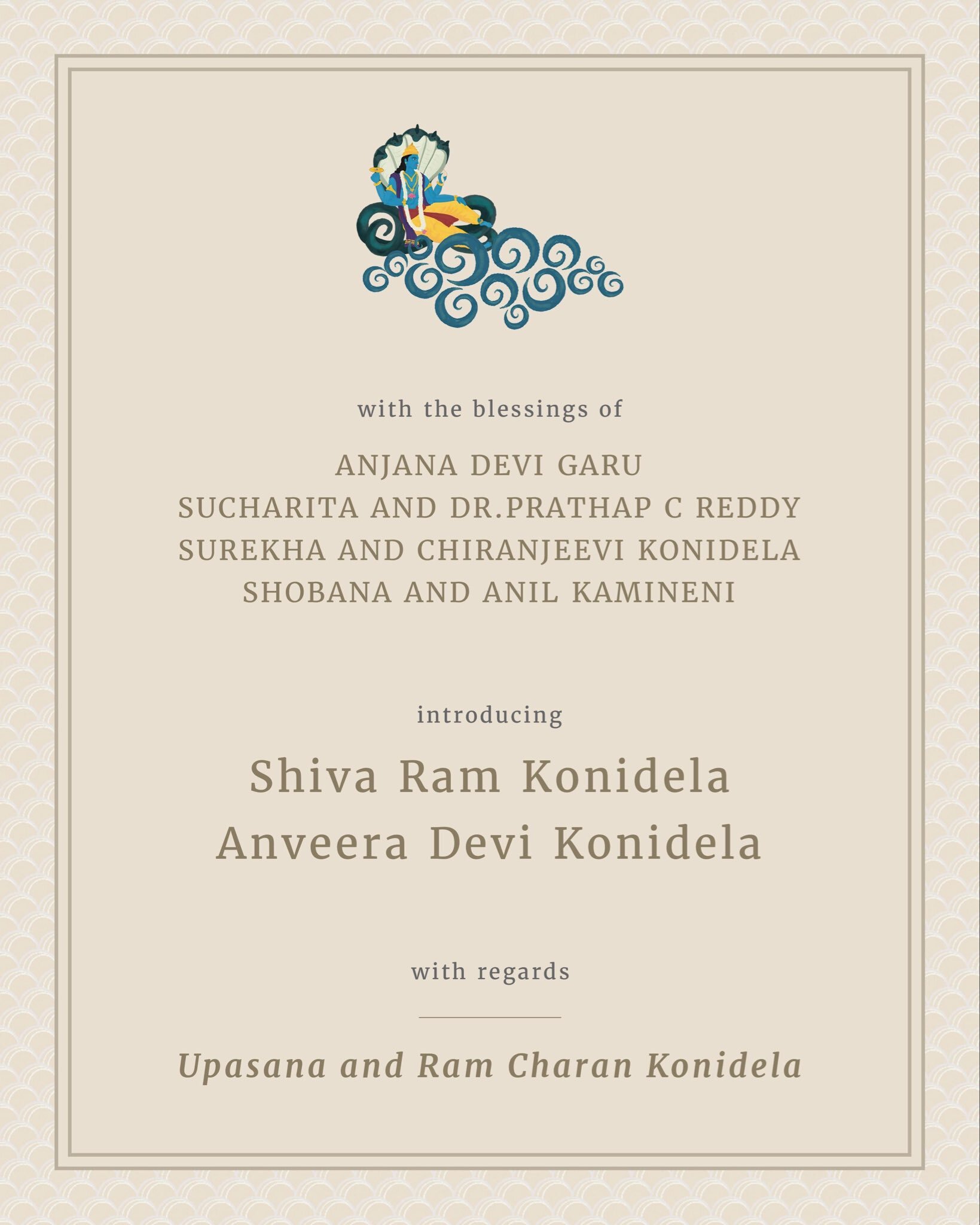 బారసాల వేడుకలో మనవడు, మనవరాలితో కలిసి చిరంజీవి ఫొటోలు దిగారు. ఈ ఫొటోల్లో రామ్ చరణ్ ఒడిలో క్లింకారా కనిపిస్తోంది.