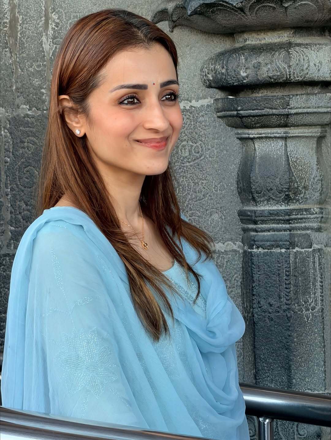 త్రిష తిరుమలను దర్శించుకున్న ఫొటోలు సోషల్ మీడియాలో వైరల్ అవుతోన్నాయి.