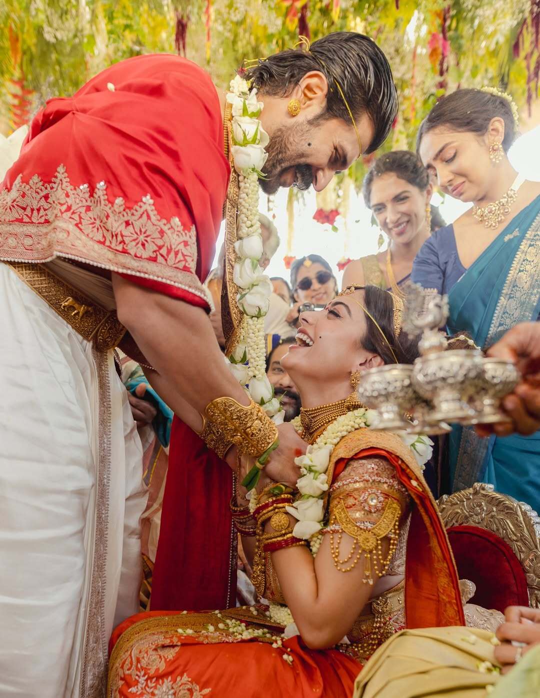 విజయ్ తాళి కడుతోన్న సమయంలో రష్మిక ముఖంలో సంతోషంతో వెలిగిపోయింది.