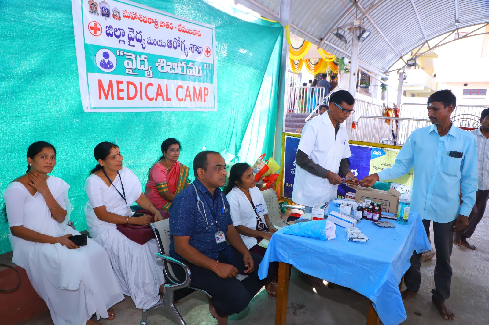 జాతరలో వివిధ అధికారులను సమన్వయం చేస్తూ భక్తులకు ఇబ్బందు లేకుండా అధికారులకు సలహాలు, సూచనలు చేసేందుకు కంట్రోల్ రూమ్ని ఏర్పాటుచేశారు.