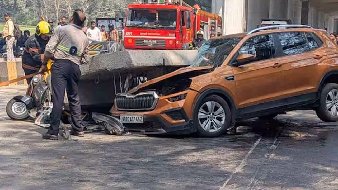 Metro pillar collapses | ఆటోపై కూలిన మెట్రో పిల్లర్.. పలువురికి గాయాలు