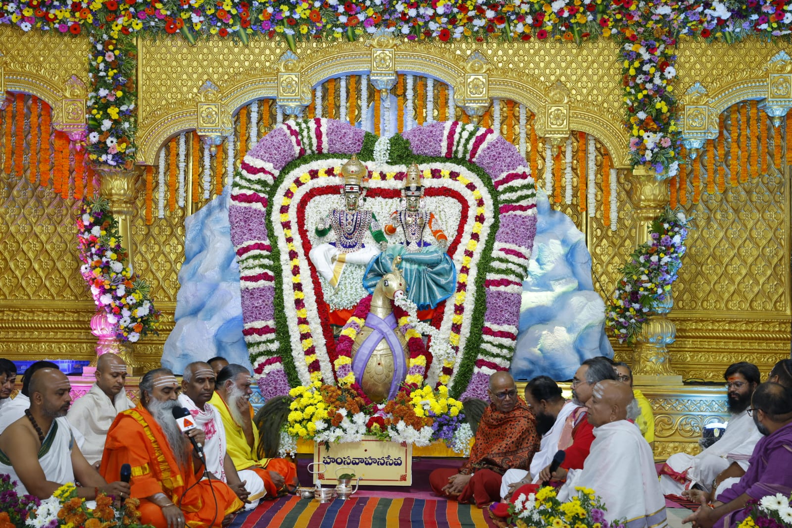 Srisailam Temple | ప్రముఖ జ్యోతిర్లింగం, శక్తిపీఠ క్షేత్రమైన శ్రీశైలం భ్రమరాంబ మల్లికార్జున స్వామి ఆలయంలో మహా శివరాత్రి వేడుకలు కొనసాగుతున్నాయి.