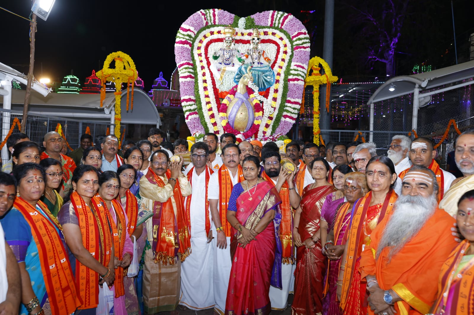 ఉత్సవంలో నాదస్వరం, కోలాటం, చెక్కభజన, రాజభటులవేషాలు, కేరళ చండీమేళం, కొమ్ముకొయ్య నృత్యం, నందికోలసేవ, ఢమరుకం, చిడతలు, శంఖం, పిల్లనగ్రోవి, డోలు విన్యాసం, గిరిజన చెంచు నృతాలు భక్తులను అలరించాయి.