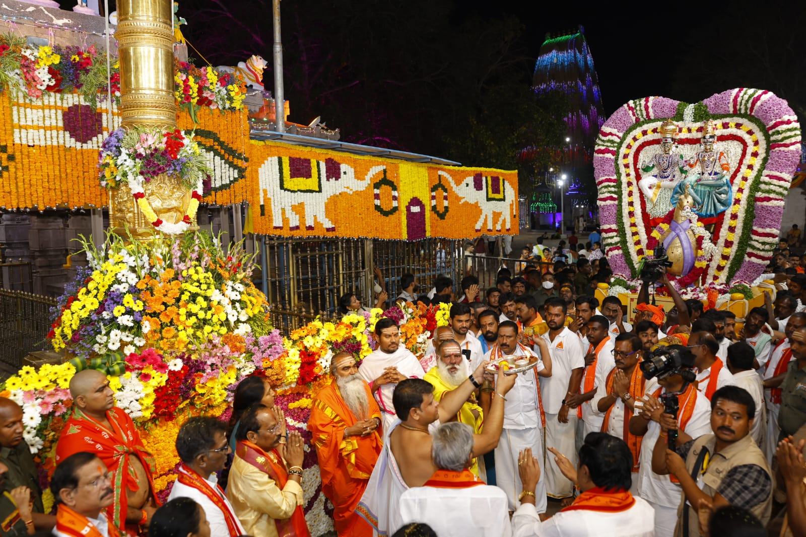 సాయంత్రం అక్క మహాదేవి అలంకార మండపంలో హంసవాహనంపై వేంచేపు చేసి విశేష పూజలు చేశారు. అనంతరం గ్రామోత్సవం నిర్వహించారు.