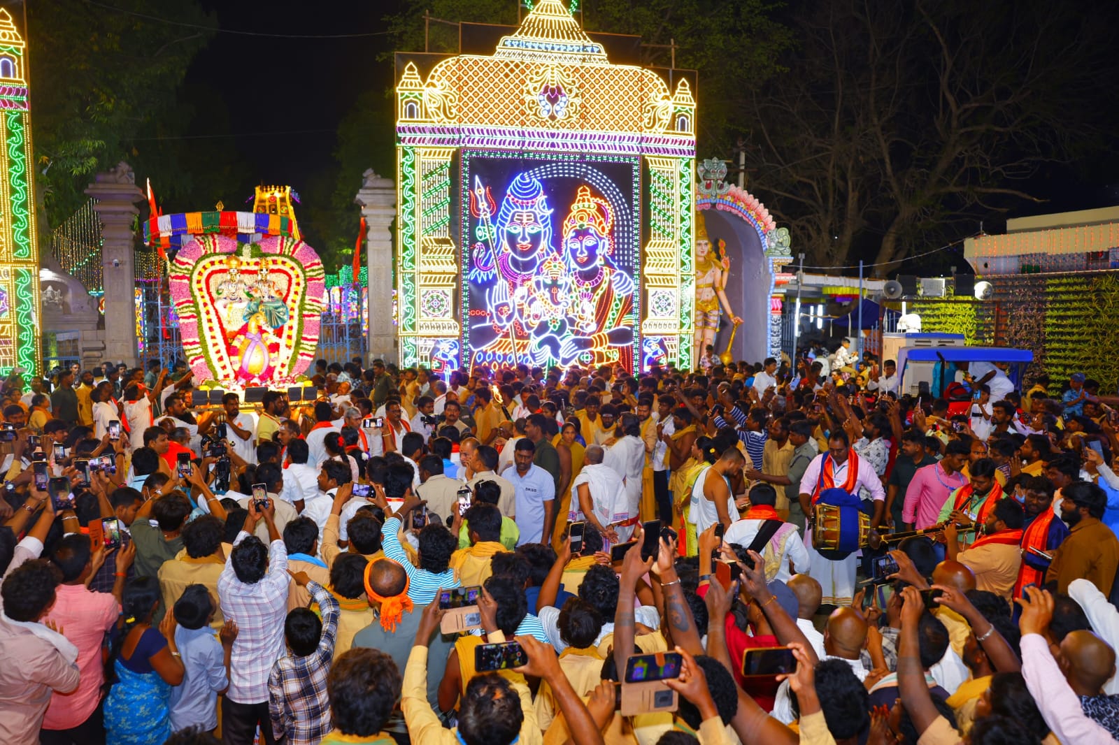 వేలాది మంది భక్తులు తరలివచ్చి స్వామి, అమ్మవార్లను దర్శించుకున్నారు.