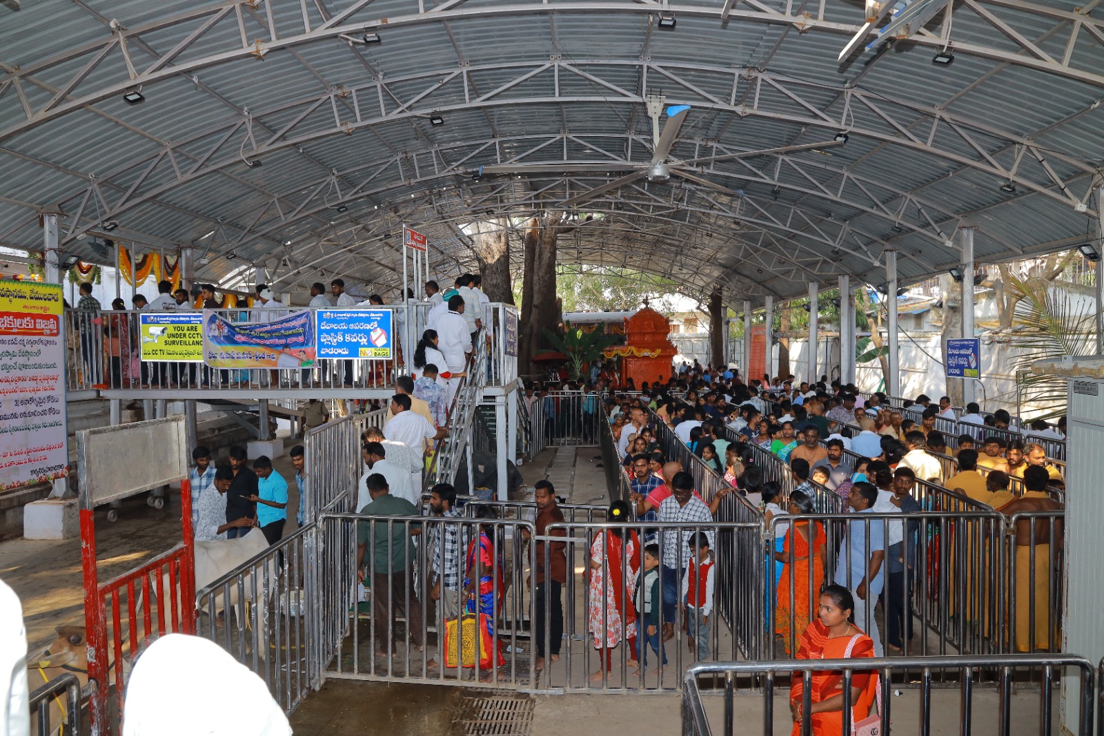 వేములవాడ శివరాత్రి వేడుకల్లో భక్తులు