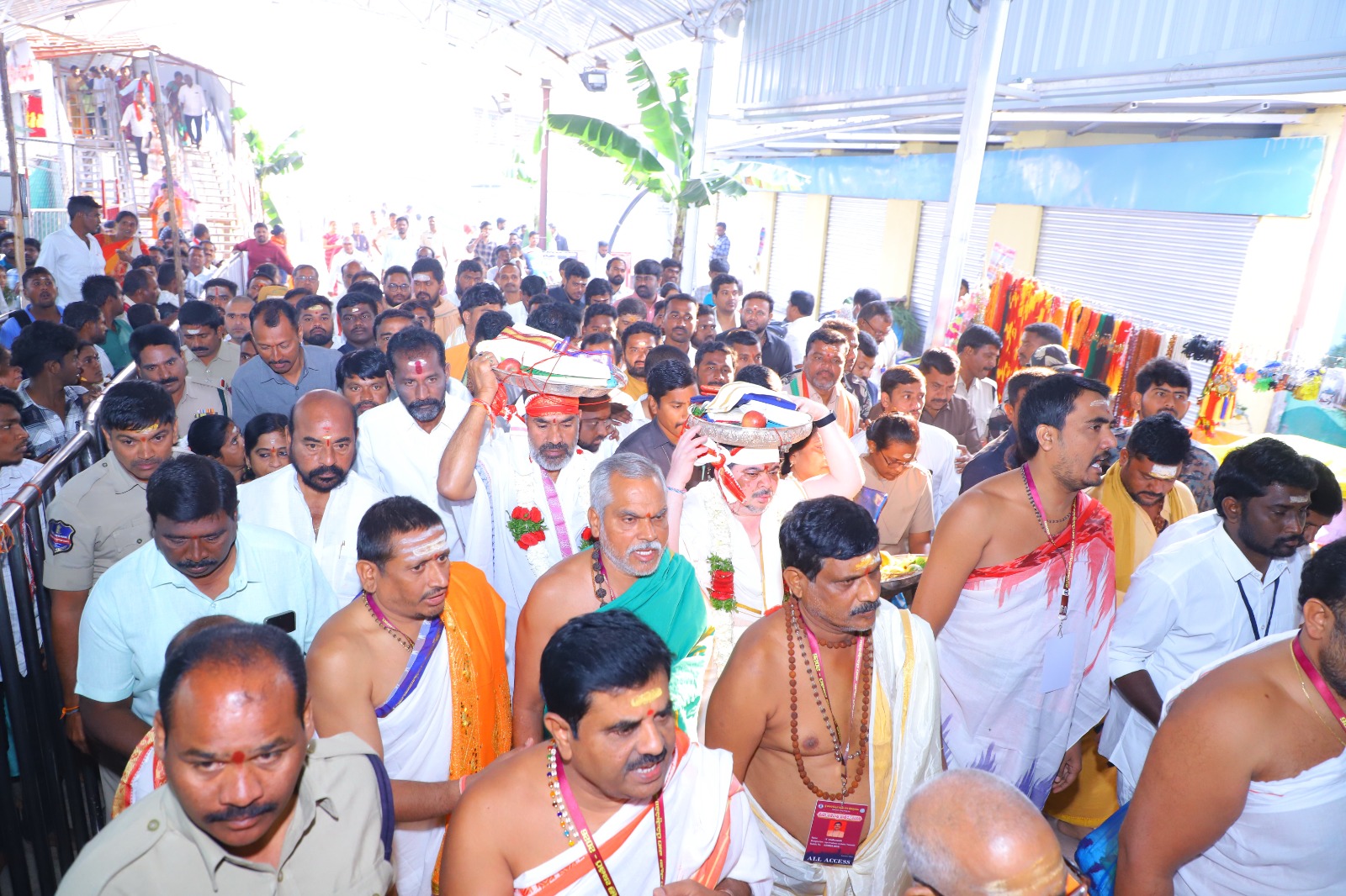 పట్టు వస్త్రాలతో ఆలయంలో మంత్రి, విప్