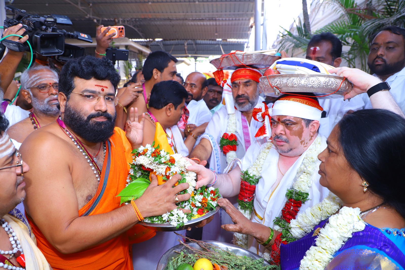 ప్రభుత్వం తరఫున మంత్రి పొన్నం ప్రభాకర్, ప్రభుత్వ విప్ ఆది శ్రీనివాస్ పట్టువస్త్రాలు సమర్పించారు. అలాగే, తిరుమల తిరుపతి దేవస్థానం తరఫున అధికారులు రాజన్నకు పట్టువస్త్రాలను ఆలయ అధికారులకు అందజేశారు.