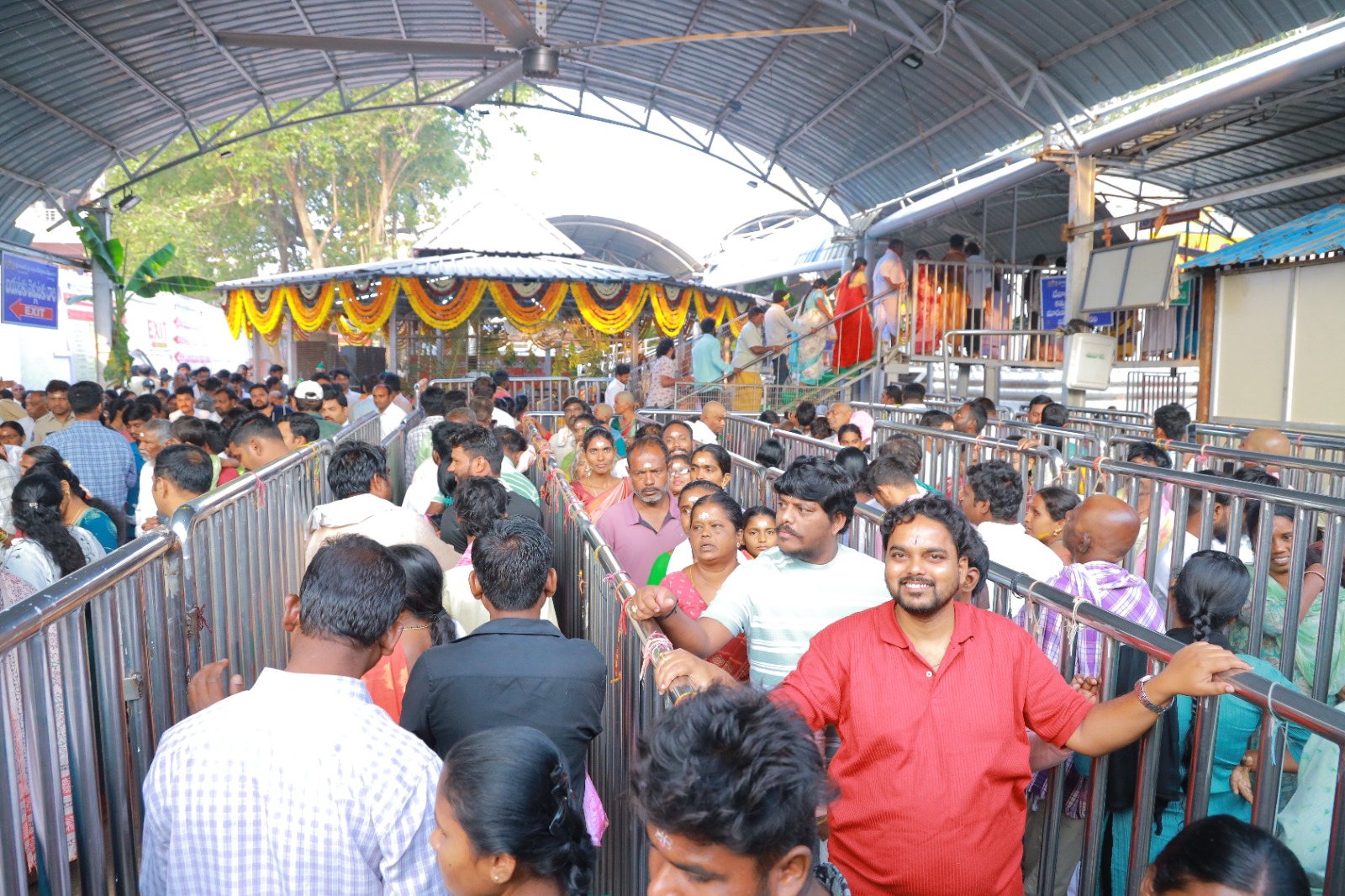 వేములవాడ శివరాత్రి వేడుకల్లో భక్తులు