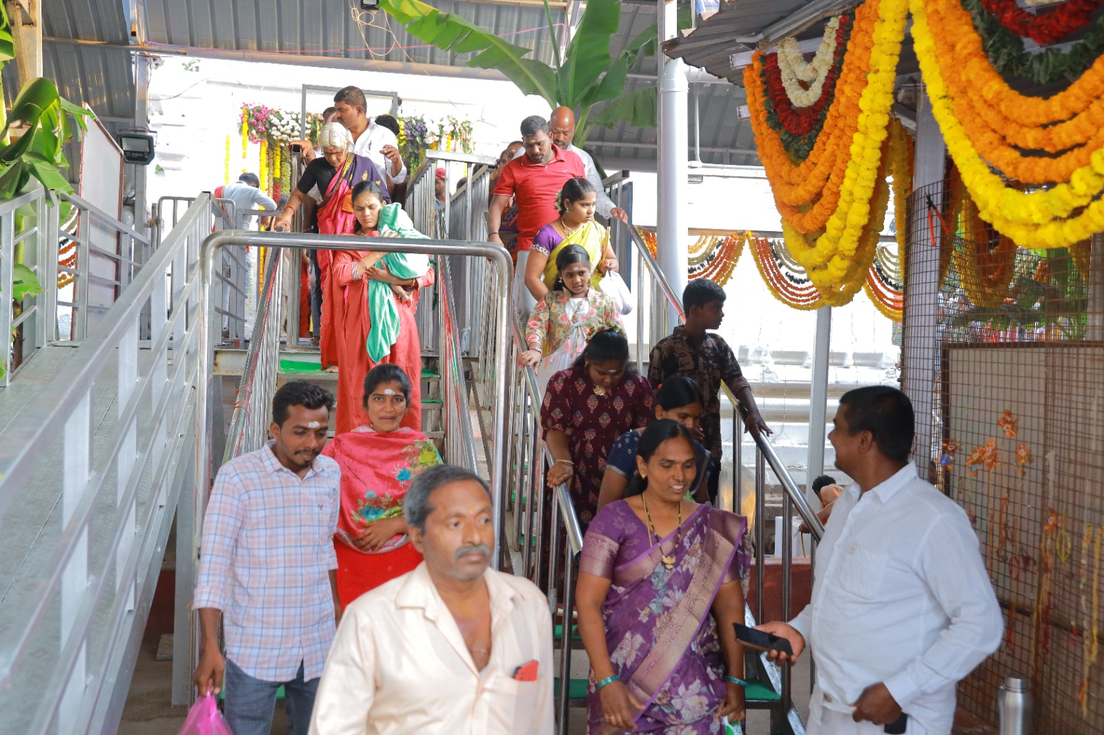 వేములవాడ శివరాత్రి వేడుకల్లో భక్తులు