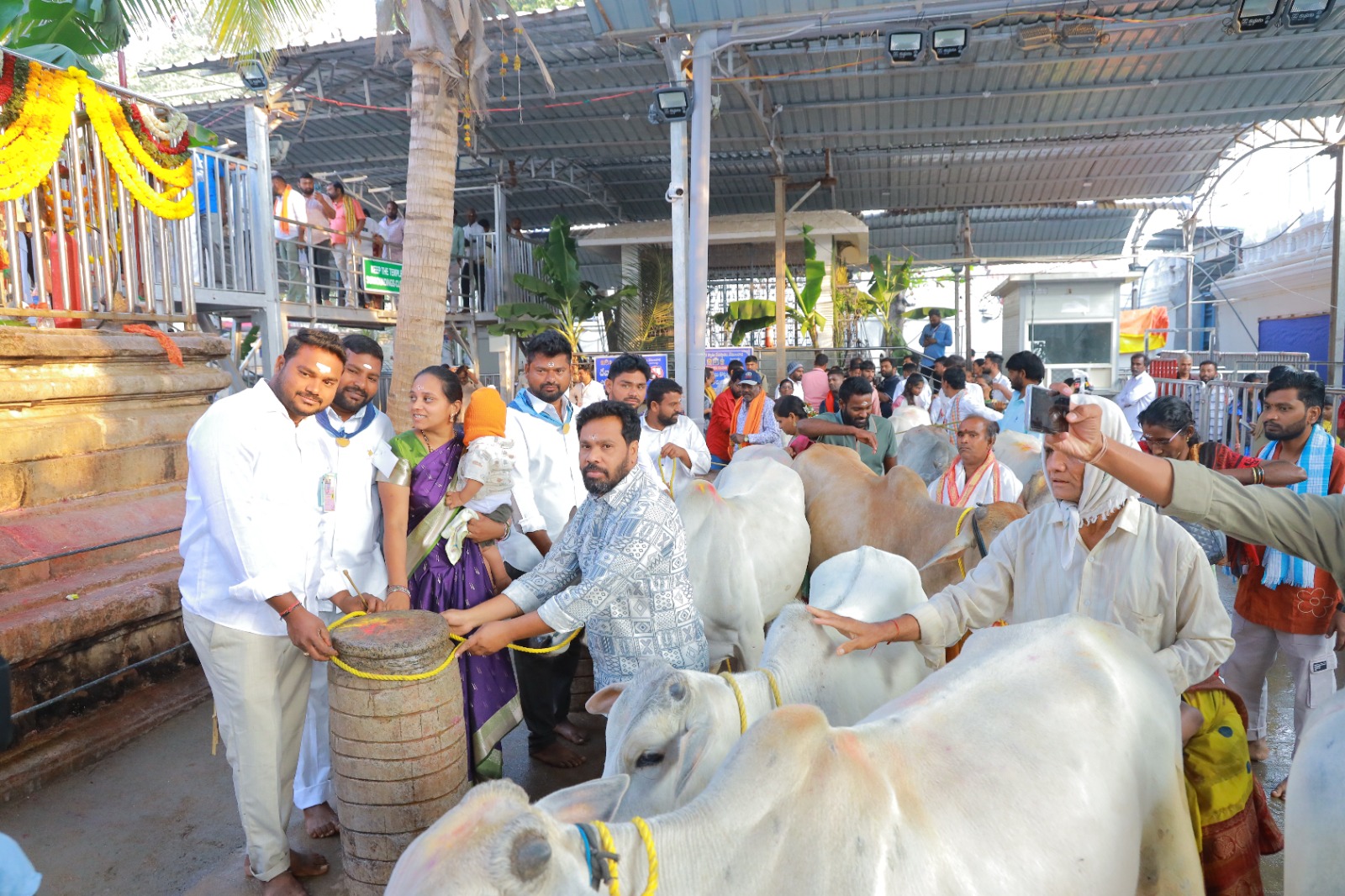 Maha Shivratri | రాజన్న సిరిసిల్ల జిల్లా వేములవాడలో మహాశివరాత్రి సందర్భంగా రాజరాజేశ్వరస్వామి దర్శనానికి భక్తులు భారీగా తరలివచ్చారు.
