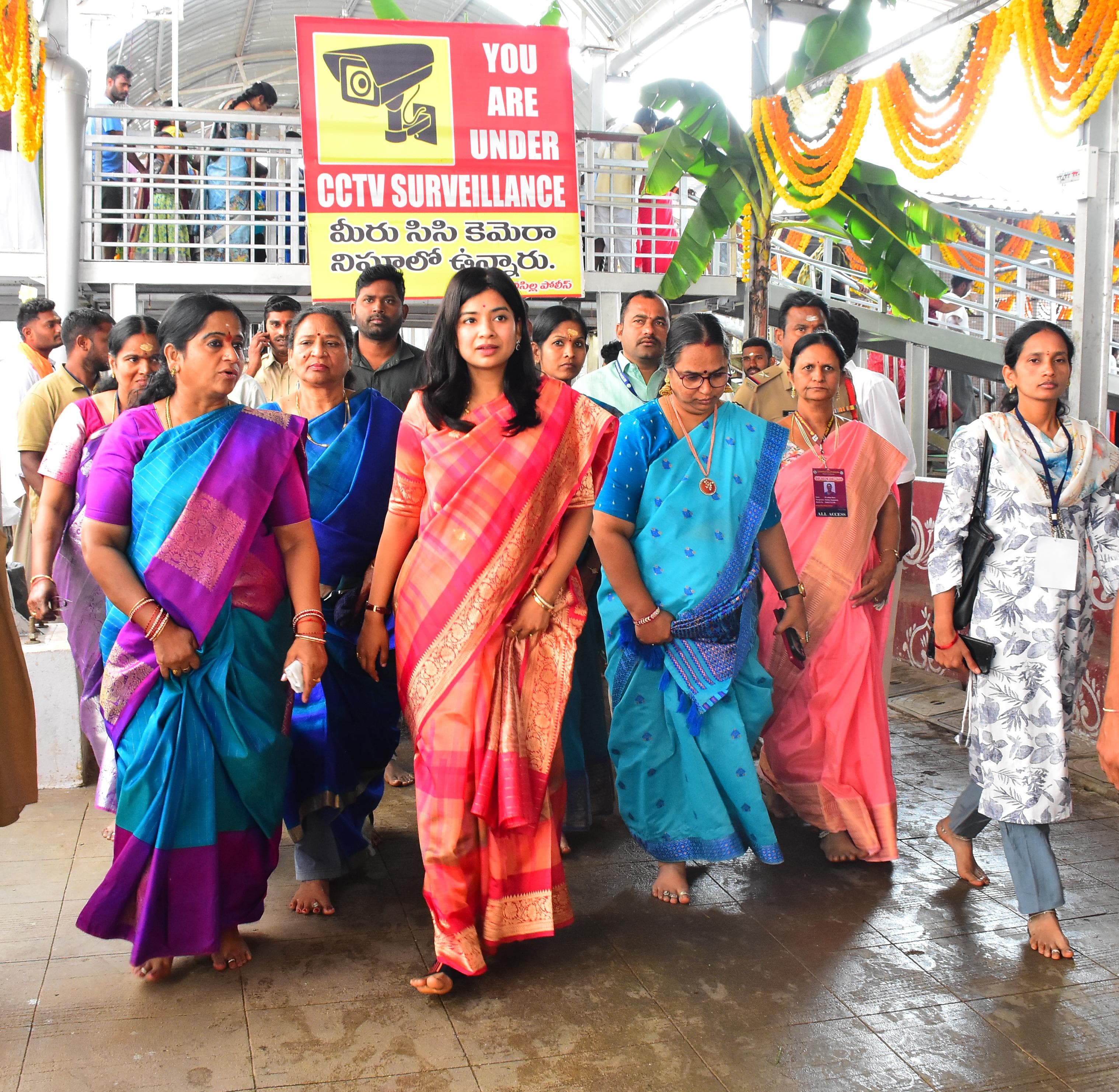 ఉత్సవాల ఏర్పాట్లను ఇన్చార్జి కలెక్టర్ గరీమా అగ్రవాల్ పరిశీలించారు. పలువురు భక్తులతో మాట్లాడి ఏర్పాట్లపై ఆరా తీశారు. ఈ సందర్భంగా అధికారులకు పలు సూచనలు చేశారు.