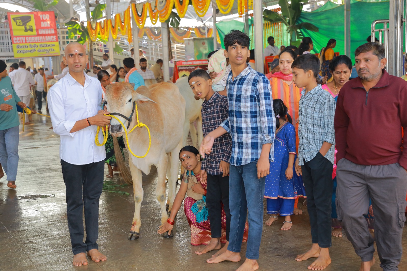 భక్తులకు తక్షణ వైద్య సేవలు అందించేందుకు 255 మంది సిబ్బందితో వివిధ ప్రాంతాలలో వైద్య శిబిరాలను ఏర్పాటు చేసినట్లు ఇన్చార్జి కలెక్టర్ తెలిపారు.