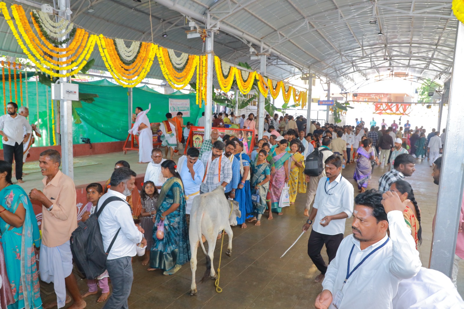 వేములవాడ శివరాత్రి వేడుకల్లో భక్తులు