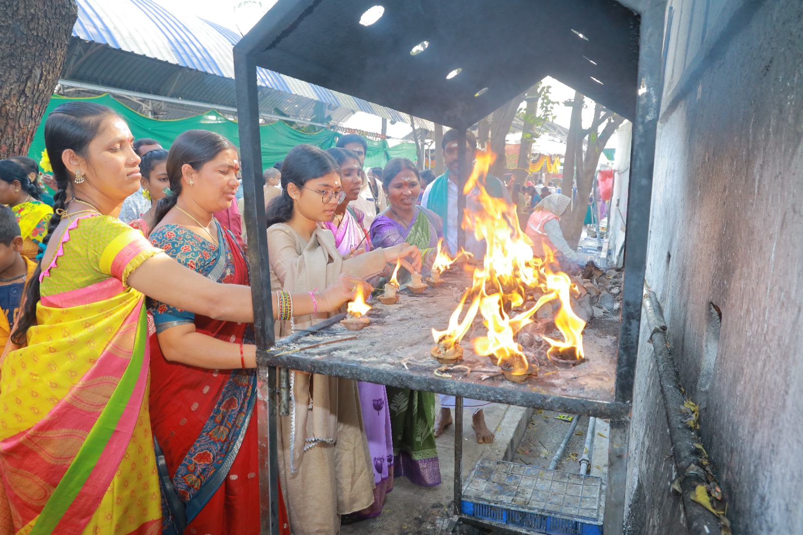 శివరాత్రి సందర్భంగా అధికారులు భక్తులకు ఇబ్బందులు లేకుండా ఏర్పాట్లు చేశారు. విద్యుద్దీపాలు, పూలతో అందంగా అలంకరించారు.