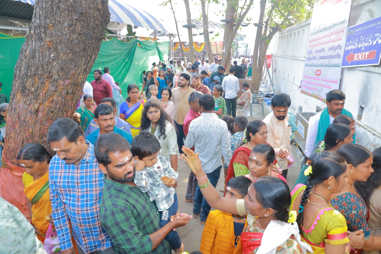 వేములవాడ శివరాత్రి వేడుకల్లో భక్తులు