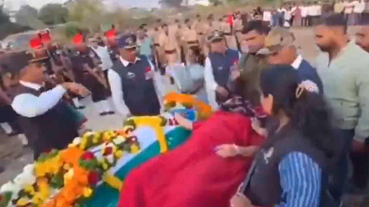 heartbreaking | హృదయ విదారకం.. అప్పుడే పుట్టిన బిడ్డతో స్ట్రెచర్పై వచ్చి భర్తకు కడసారి వీడ్కోలు పలికిన భార్య.. VIDEO