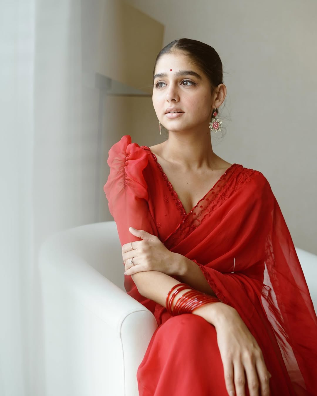 అనస్వర రాజన్ హీరోయిన్గా నటించిన విత్ లవ్ మూవీ ఇటీవలే ప్రేక్షకుల ముందుకొచ్చింది. రజనీకాంత్ కూతురు సౌందర్య నిర్మించిన ఈ మూవీ మంచి వసూళ్లను రాబడుతోంది.