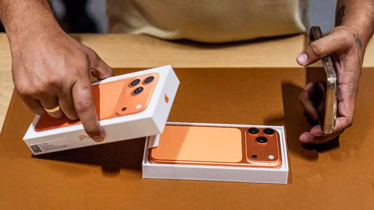 Apple Valentines Day Sale 2026 | వాలెంటైన్స్ డే స్పెషల్.. యాపిల్ ల్యాప్టాప్లు, ఐఫోన్లు, వాచ్లపై తగ్గింపు ధరలు..