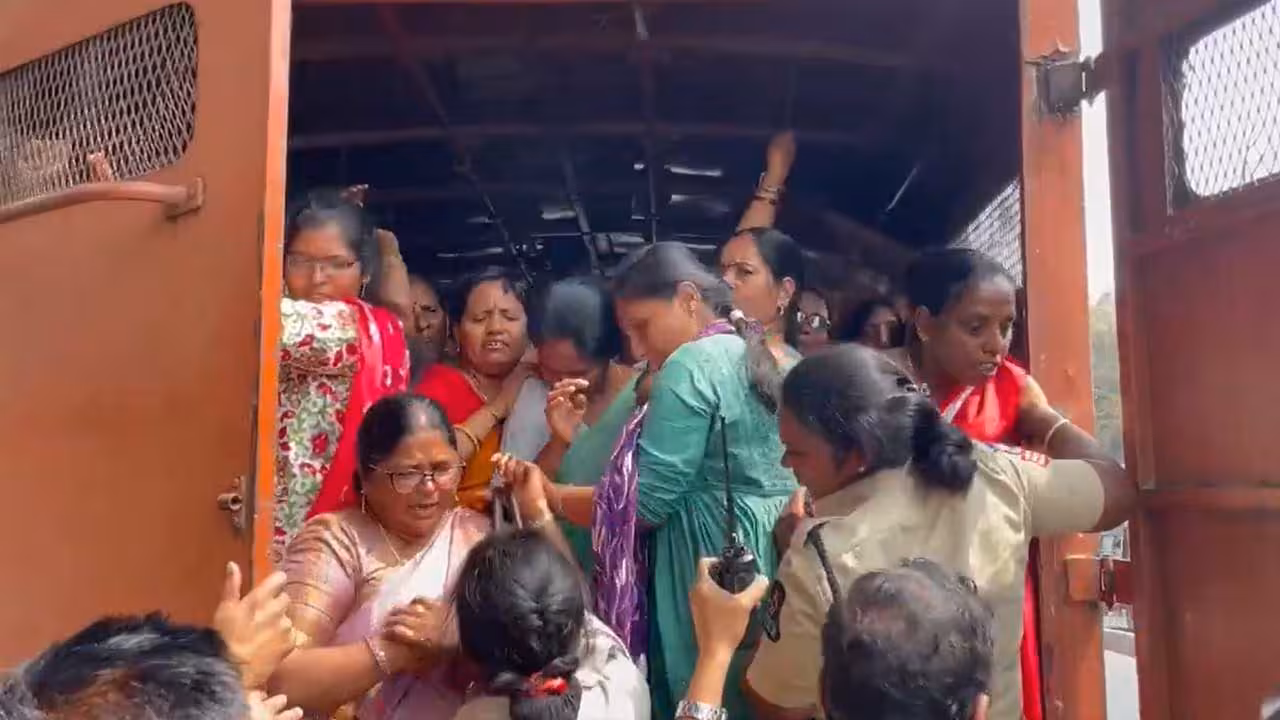 ASHA Workers | జీతాల కోసం ఆశా వర్కర్ల ధర్నా.. ఈడ్చుకెళ్లిన పోలీసులు
