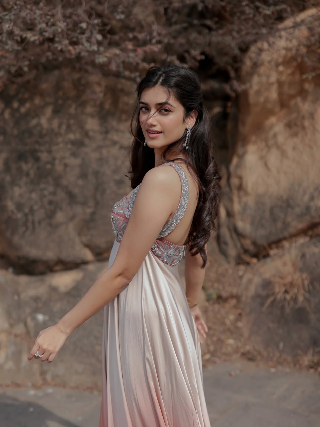 కాంత రిజల్ట్తో సంబంధం లేకుండా భాగ్యశ్రీ బోర్సే తమిళంలో శివకార్తికేయన్ సినిమాలో కథానాయికగా నటించే ఛాన్స్ దక్కించుకున్నట్లు సమాచారం.
