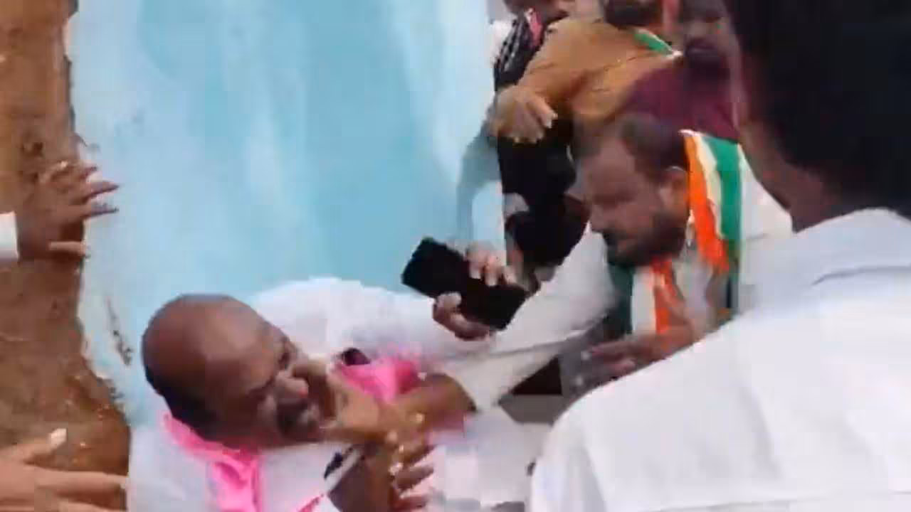 BRS vs Congress | మాజీ మంత్రి మల్లారెడ్డి అనుచరుడిపై కాంగ్రెస్ నేతల దాడి.. వీడియో