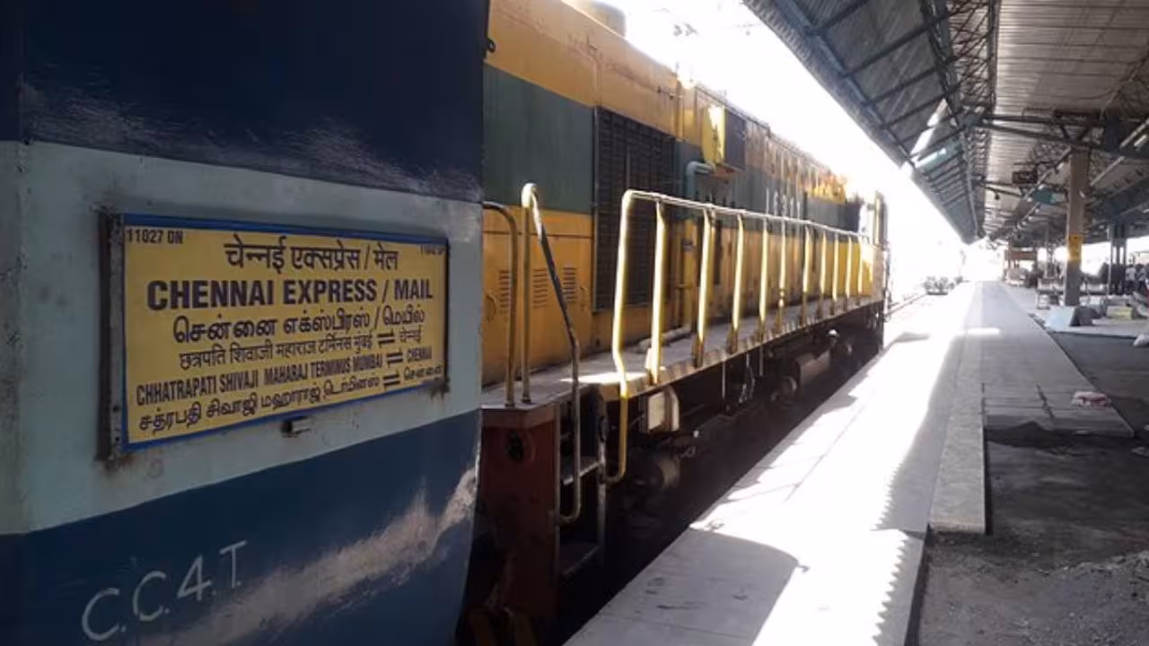 Chennai Express | డేంజర్ సిగ్నల్ పడినా ఆగలే.. చెన్నై ఎక్స్ప్రెస్కు తప్పిన ముప్పు