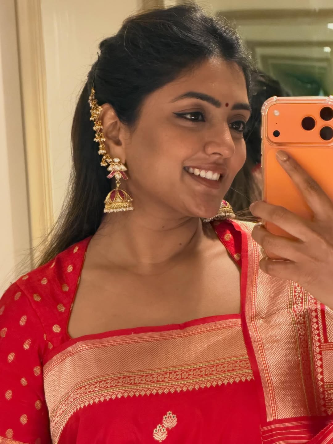ఈ వివాహ వేడుకలో కొడవ లుక్లో ఈషా కనిపించింది.
