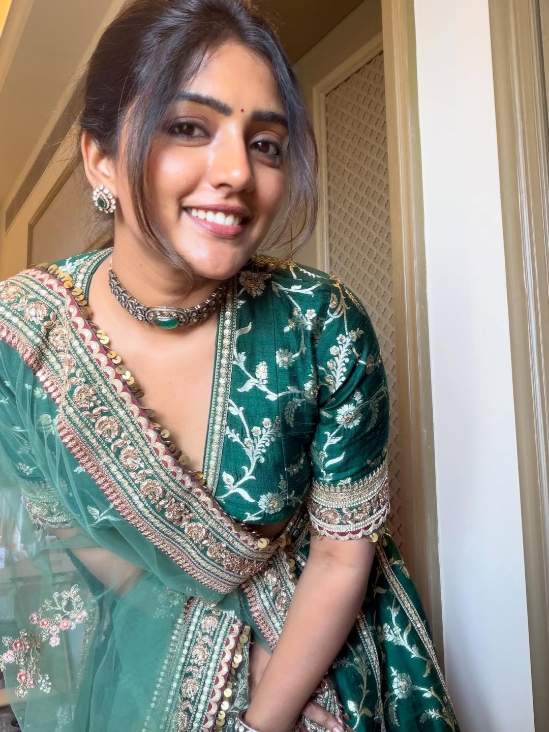 విరోష్ పెళ్లి ఎన్నో మధురమైన జ్ఞాపకాలను మిగిల్చిందని సోషల్ మీడియాలో ఓ పోస్ట్ పెట్టింది ఈషా