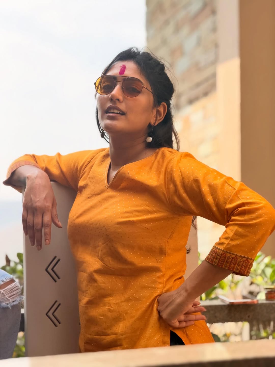విజయ్, రష్మిక పెళ్లికి టాలీవుడ్ హీరోయిన్ ఈషా రెబ్బా కూడా అటెండ్ అయ్యింది.