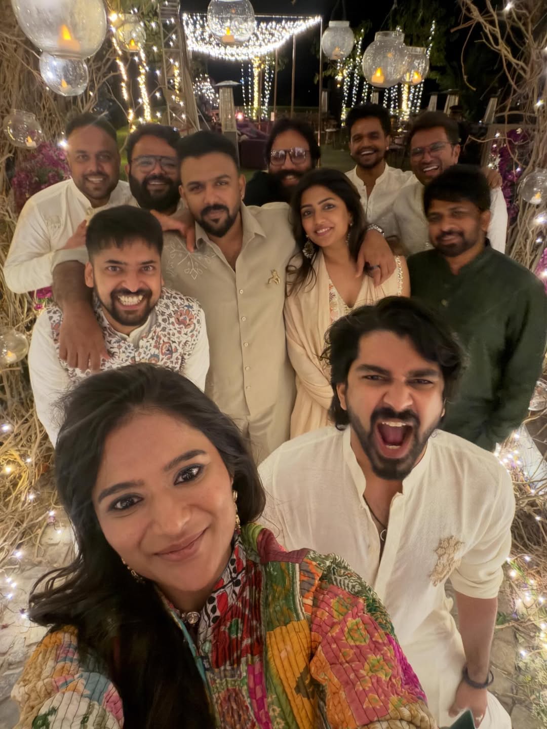ఈషా రెబ్బాతో పాటు విరోష్ వెడ్డింగ్కు డైరెక్టర్ తరుణ్ భాస్కర్ కూడా హాజరయ్యాడు.