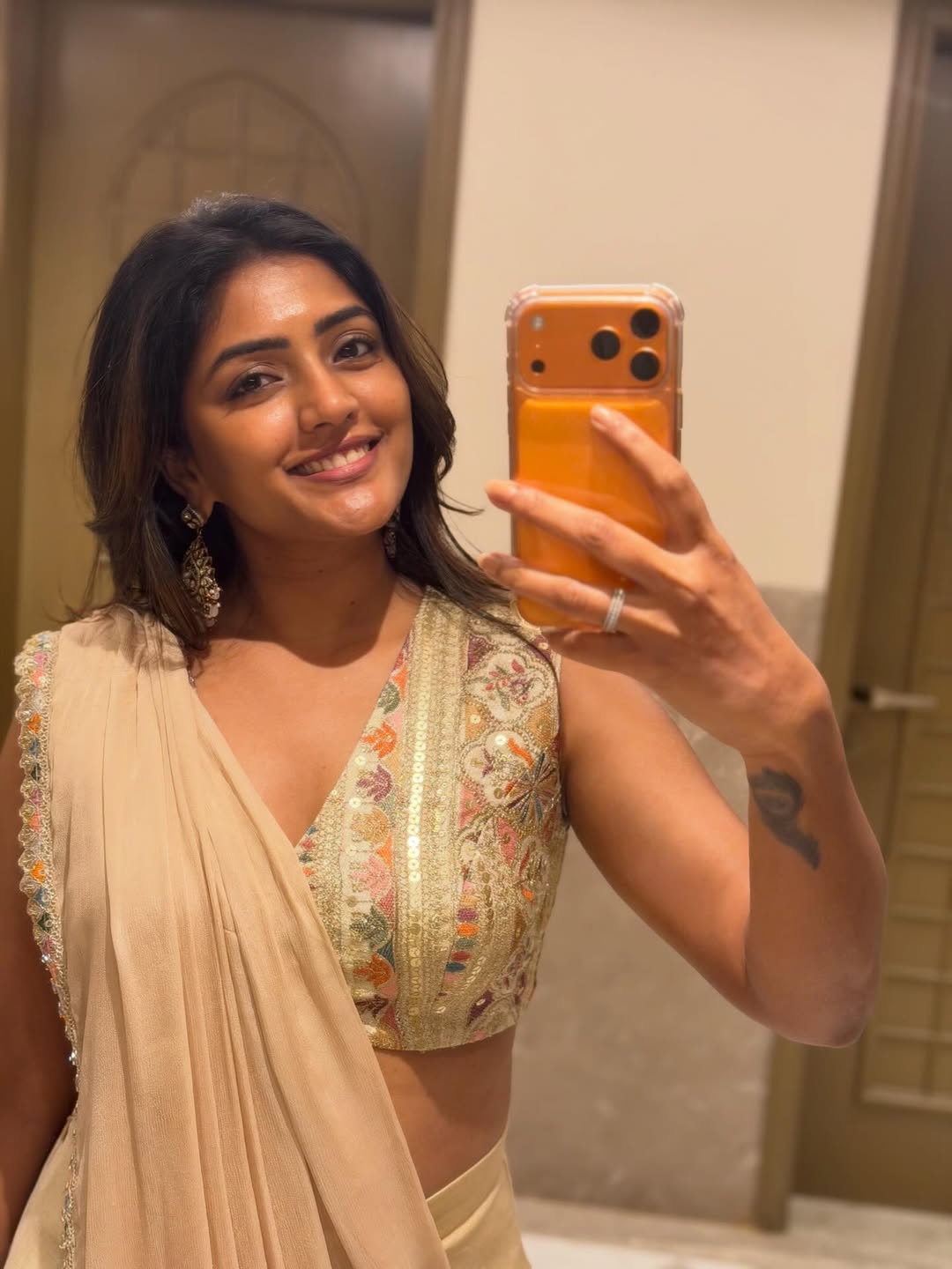 తరుణ్ భాస్కర్, ఈషారెబ్బా కలిసి ఇటీవలే ఓం శాంతి శాంతి శాంతి అనే సినిమా చేశారు.