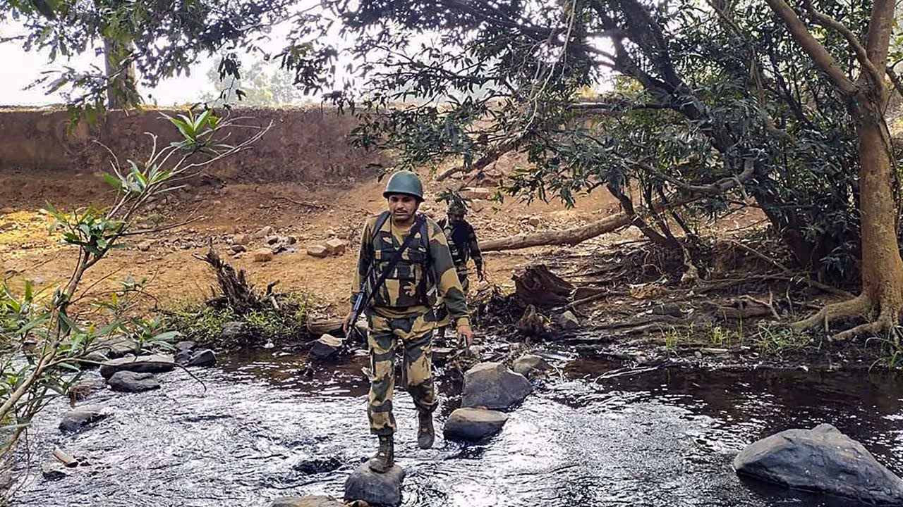 Encounter | గడ్చిరోలి ఎన్కౌంటర్లో ముగ్గురు మావోయిస్టులు మృతి.. ప్రాణాలొదిలిన కానిస్టేబుల్