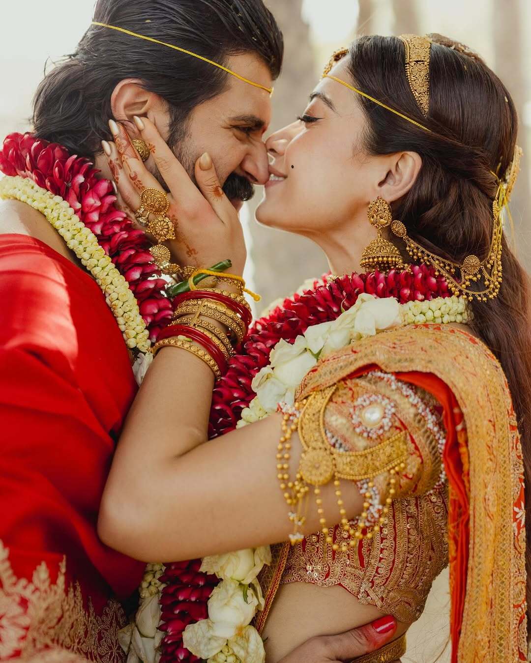 దిష్టి తగలకుండా బుగ్గన నల్లటి చుక్కతో పెళ్లి వేడుకలో విజయ్, రష్మిక కనిపించారు.